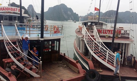 Tàu du lịch đưa du khách ghé đảo Ti-Tốp. Ảnh: Nguyễn Hùng