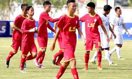 U17 HAGL (áo đỏ) đã có chiến thắng danh dự 5-2 trước An Giang như một lời chia tay trọn vẹn tại VCK U17 Quốc gia-Cúp Thái Sơn Bắc 2018.