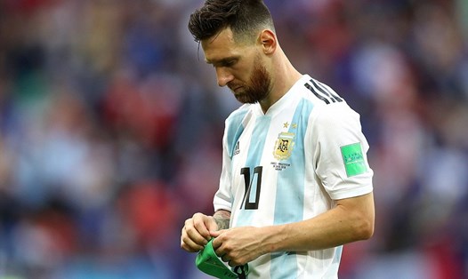Messi buồn bã sau trận đấu. Ảnh: Dailymail