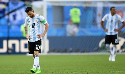 Sự thất vọng của Messi khi Argentina dừng chân ở vòng 1/8 World Cup 2018 sau khi để thua ĐT Pháp với tỉ số 3-4. Ảnh: FIFA