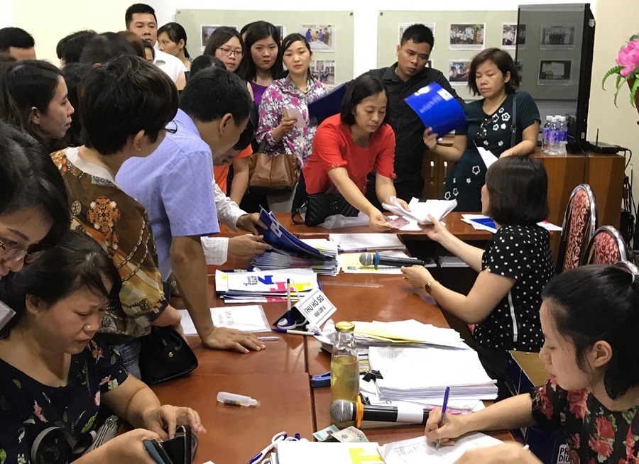 Phụ huynh làm hồ sơ dự tuyển vào lớp 10. Ảnh: Hải Nguyễn