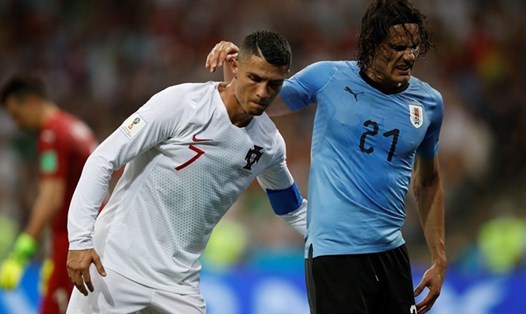 Hình ảnh Ronaldo dìu Cavani gặp chấn thương khỏi sân. Ảnh: FIFA