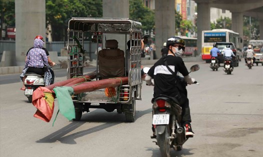 Trên các tuyến đường, phố ở Hà Nội vẫn còn nhiều xe 3, 4 bánh hoạt động trước khi bị cấm. Ảnh: HẢI NGUYỄN