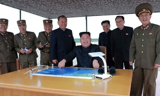 Nhà lãnh đạo Kim Jong-un giám sát vụ phóng tên lửa Hwasong-12 cùng các quan chức quân đội hàng đầu Triều Tiên, tháng 8.2017. Ảnh: Getty Images
