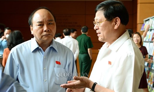 Thủ tướng Nguyễn Xuân Phúc trao đổi với các đại biểu Quốc hội bên hành lang Quốc hội (Ảnh: QH)
