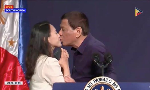 Tổng thống Rodrigo Duterte hôn môi một phụ nữ trên sân khấu. Ảnh chụp màn hình