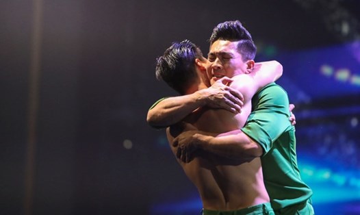 Quốc Cơ ôm lấy em trai trên sân khấu sau màn trình diễn ấn tượng tại cuộc thi Britain's Got Talent.