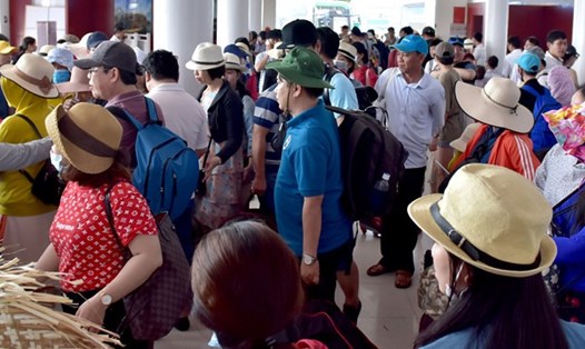 Hơn 2.300 du khách bị kẹt ở huyện đảo Lý Sơn do áp thấp nhiệt đới. 