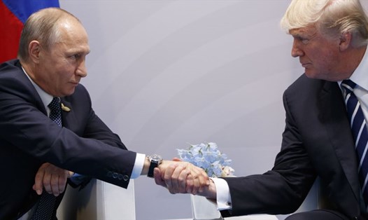 Tổng thống Nga Vladimir Putin bắt tay Tổng thống Mỹ Donald Trump hồi năm 2017. Ảnh: AP