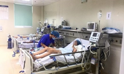 Bệnh nhi viêm não Nhật Bản nặng, phải thở máy đang nằm điều trị tại khoa Truyền nhiễm – BV Nhi Trung ương (Ảnh: BVCC)