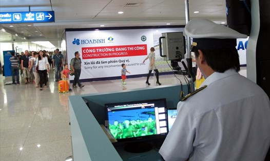 Theo dõi thân nhiệt hành khách tại Sân bay quốc tế Tân Sơn Nhất, TP.Hồ Chí Minh. Ảnh: PHƯƠNG VY