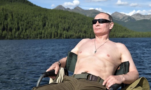 Tổng thống Vladimir Putin để ngực trần trong chuyến đi săn và câu cá ở Siberia. Ảnh: Reuters