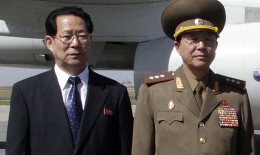 Tướng Triều Tiên Ri Yong-gil (phải) tại sân bay Bình Nhưỡng năm 2013. Ảnh: AP. 