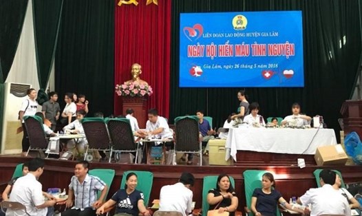 CNVCLĐ huyện Gia Lâm tham gia hiến máu tại ngày hội hiến máu tình nguyện năm 2018 do LĐLĐ huyện Gia Lâm phối hợp với Bệnh viện Việt Đức tổ chức. Ảnh: Phạm Diệp 