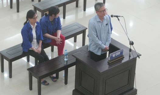 Bị cáo Đinh Mạnh Thắng cùng các bị cáo khác tại tòa sáng nay. Ảnh CN