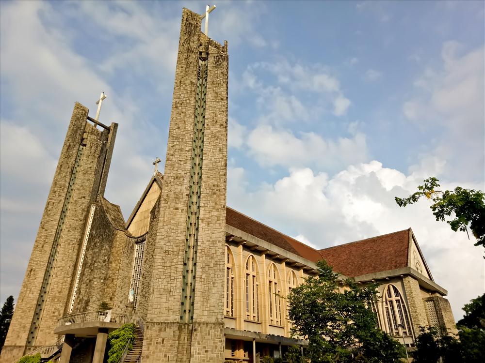 Nhà thờ Nhà thờ Chính tòa Phủ Cam là trái tim của cả giáo phận Huế. ảnh: Bảo Trung