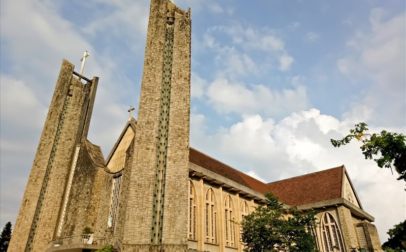 Nhà thờ Nhà thờ Chính tòa Phủ Cam là trái tim của cả giáo phận Huế. ảnh: Bảo Trung