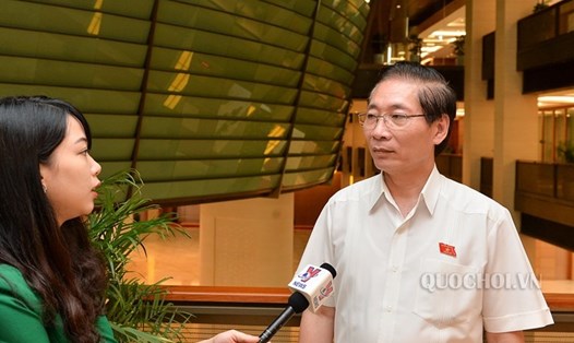 Đại biểu Nguyễn Chiến (Hà Nội) trả lời báo chí bên lề QH (Ảnh: QH)