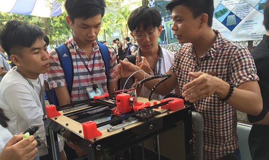 Sinh viên học tại trường ĐH Bách khoa TP.HCM trong một hoạt động trao đổi về kỹ thuật - Ảnh: Lê Phương
