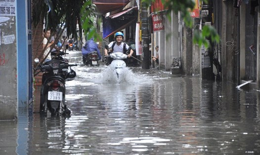 Tình trạng ngập lụt diễn ra khá thường xuyên tại Hà Nội vào mùa mưa. Ảnh: NGUYÊN VƯƠNG