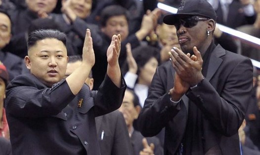 Ông Kim Jong-un và Dennis Rodman. Ảnh: EPA. 