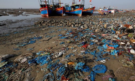 Bãi biển đầy túi nilon và rác thải nhựa ở Thanh Hóa ngày 4.6.2018. Ảnh: Reuters
