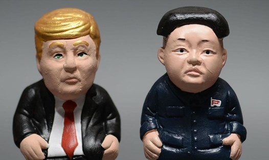 Tượng lưu niệm Donald Trump và Kim Jong-un. Ảnh: Sky News