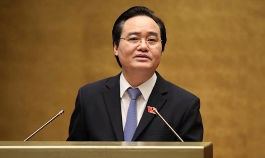 Bộ trưởng Phùng Xuân Nhạ trả lời chất vấn đại biểu Quốc hội.