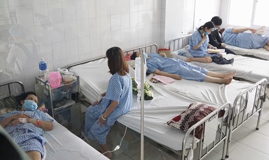 Các bệnh nhân có biểu hiện nhiễm cúm A/H1N1 tại Bệnh viện Phụ sản Từ Dũ, TPHCM. Ảnh: LDO
