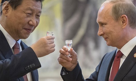 Tổng thống Vladimir Putin và Chủ tịch Tập Cận Bình cùng nhau uống vodka. Ảnh: Sputnik