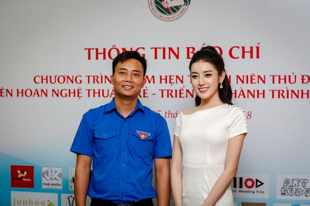 Á hậu Huyền My và Phó Bí thư Thành đoàn Hà Nội. Ảnh: TD