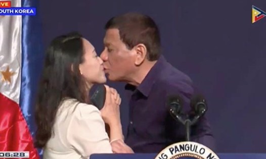 Tổng thống Rodrigo Duterte hôn môi nữ công nhân đã có gia đình trong một sự kiện ở Hàn Quốc. Ảnh chụp màn hình