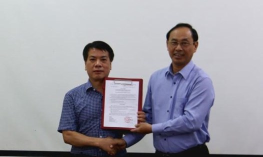 Thứ trưởng Lê Đình Thọ trao Quyết định cho ông Nguyễn Trọng Phú (bên trái).
