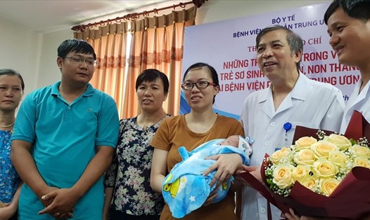 Gia đình vui mừng nhận bé từ các bác sĩ BV Phụ sản TƯ (Ảnh: T.Linh)