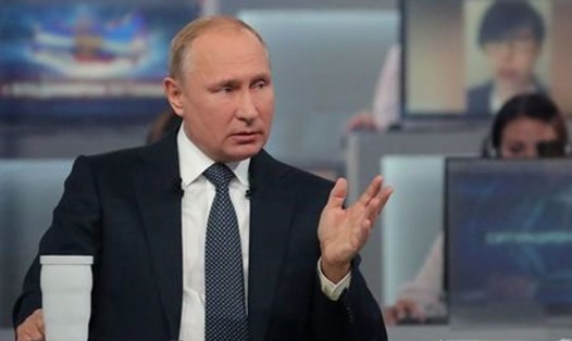 Tổng thống Nga Vladimir Putin trong cuộc đối thoại trực tuyến với người dân Nga. Ảnh: Reuters. 