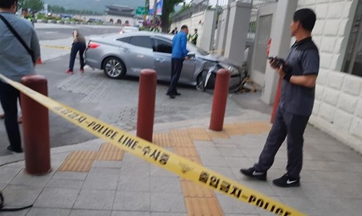 Chiếc xe bị hư hại ở phía trước sau khi đâm vào cổng Đại sứ quán Mỹ. Ảnh: Mirror. 