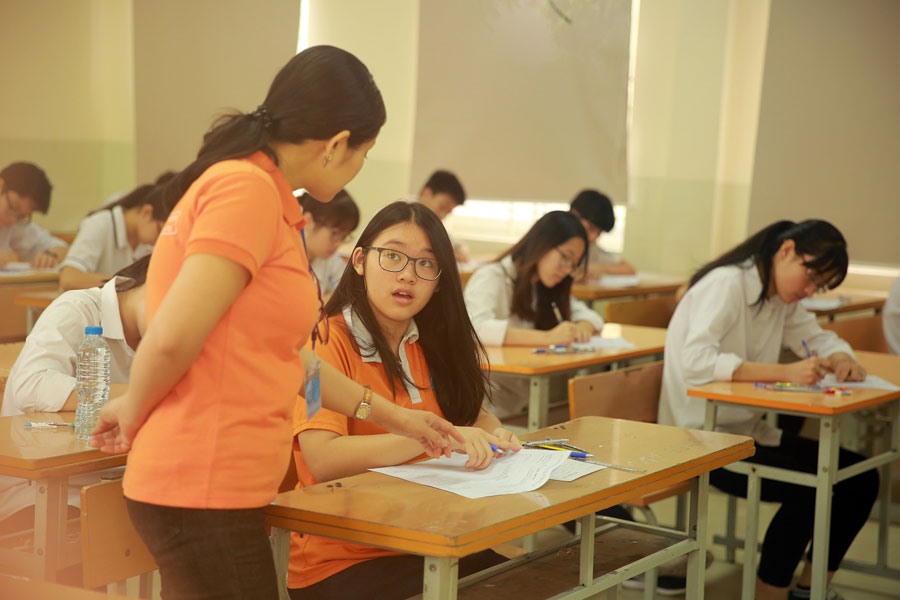 Thí sinh dự thi vào lớp 10 tại điểm thi Trường THPT Cầu Giấy (Hà Nội) sáng 7.6. Ảnh: HẢI NGUYỄN