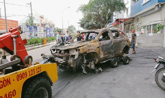 Chiếc xe của ông Trần Việt Quang bị cháy trụi trong vụ cháy chung cư Carina Plaza, TPHCM.