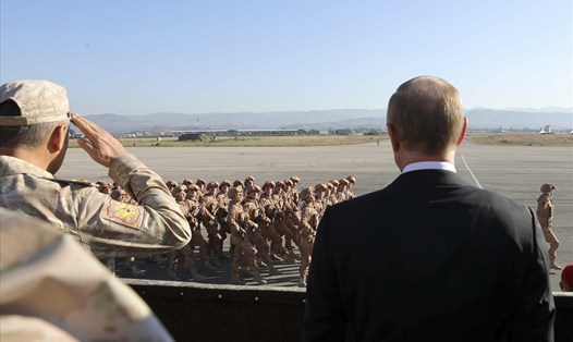 Tổng thống Vladimir Putin đến thăm căn cứ không quân Hmeymim, Syria ngày 11.12.2017. Ảnh: Sputnik