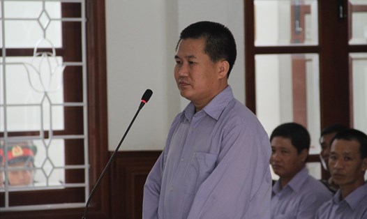 Bị cáo Lê Xuân Chính, nguyên Đại úy, Đồn phó Đồn Biên phòng Cửa khẩu Nam Giang bị HĐXX tuyên phạt 4 năm tù. Ảnh: N.T