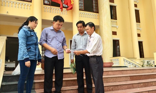 Ông Trần Văn Triều (phải ảnh) hướng dẫn thủ tục khởi kiện cho CN tại Tòa án huyện Củ Chi