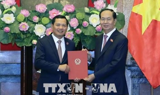 Chủ tịch nước Trần Đại Quang trao Quyết định bổ nhiệm Phó Chánh án TAND Tối cao cho ông Nguyễn Văn Du. Ảnh TTXVN