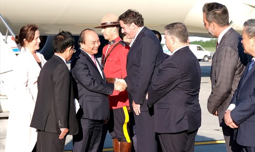 Bộ trưởng Chính phủ Liên bang, Bộ trưởng bang Québec đón Thủ tướng Nguyễn Xuân Phúc và đoàn Việt Nam tại sân bay Jean-Lesage. Ảnh: VGP.