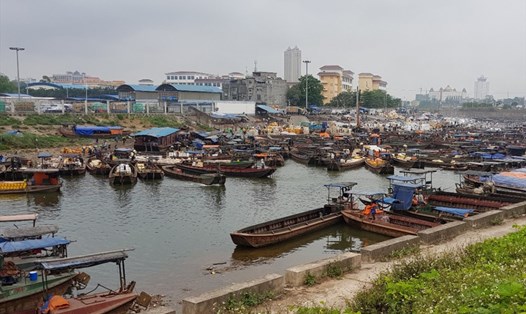 Hàng hóa tấp nập chờ làm thủ tục xuất nhập khẩu tại một đoạn sông Ka Long (TP. Móng Cái). Ảnh: T.N.D