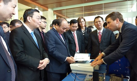 Thủ tướng Chính phủ Nguyễn Xuân Phúc thăm các gian hàng trình diễn công nghệ. Ảnh: PV



