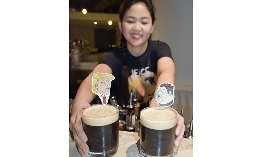 Cocktail “Tình anh em” bán theo cặp ở một nhà hàng bia tại Singapore. Ảnh: Kyodo