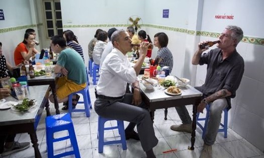 Bức ảnh ăn bún chả tại Hà Nội được ông Barack Obama đăng tải. Ảnh: Barack Obama. 