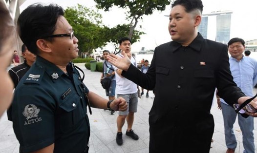 Người đóng giả Kim Jong-un Howard X tại Singapore. Ảnh: AFP.