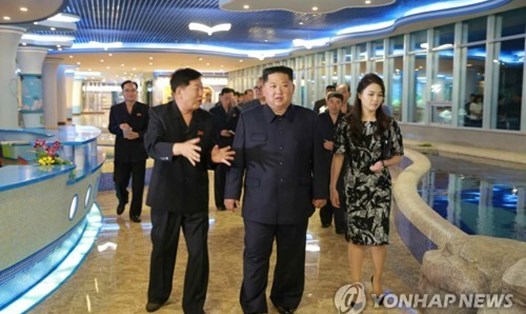 Ông Kim Jong-un và phu nhân Ri Sol-ju thị sát nhà hàng hải sản ở Bình Nhưỡng. Ảnh: Yonhap.