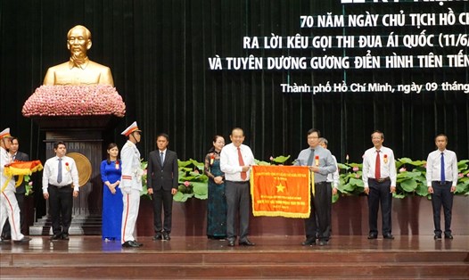 Phó Thủ tướng Thường trực Trương Hòa Bình tặng cờ thi đua cho các tập thể xuất sắc.  Ảnh: Minh Quân